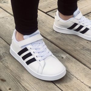 Adidas – vit sneakers