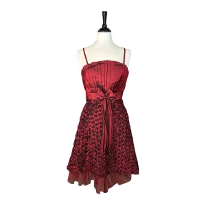 VINRÖD KLÄNNING MED BLOMMIG KJOL (L-XL)