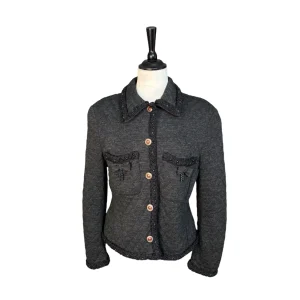 GRÅ QUILTAD KAVAJ MED ROSETT (S-M)