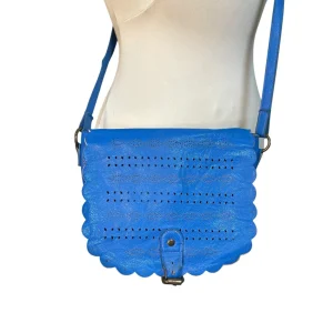 BLÅ HANDVÄSKA MED UTSTANSNING