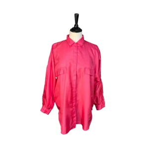 CERISE BLUS MED REVÄR PÅ ÄRMEN (L)