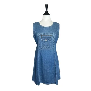 JEANSKLÄNNING MED FRONTFICKA (M-L)